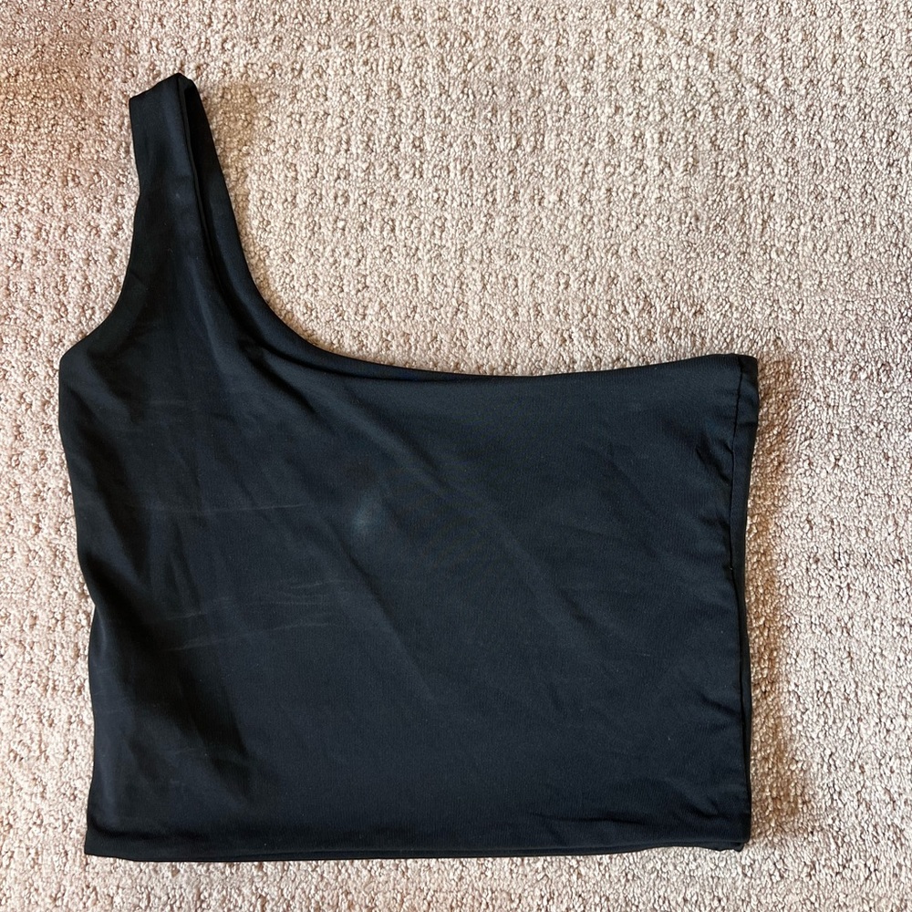 One-shoulder crop